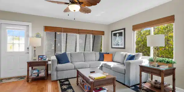 Image 4: Living room