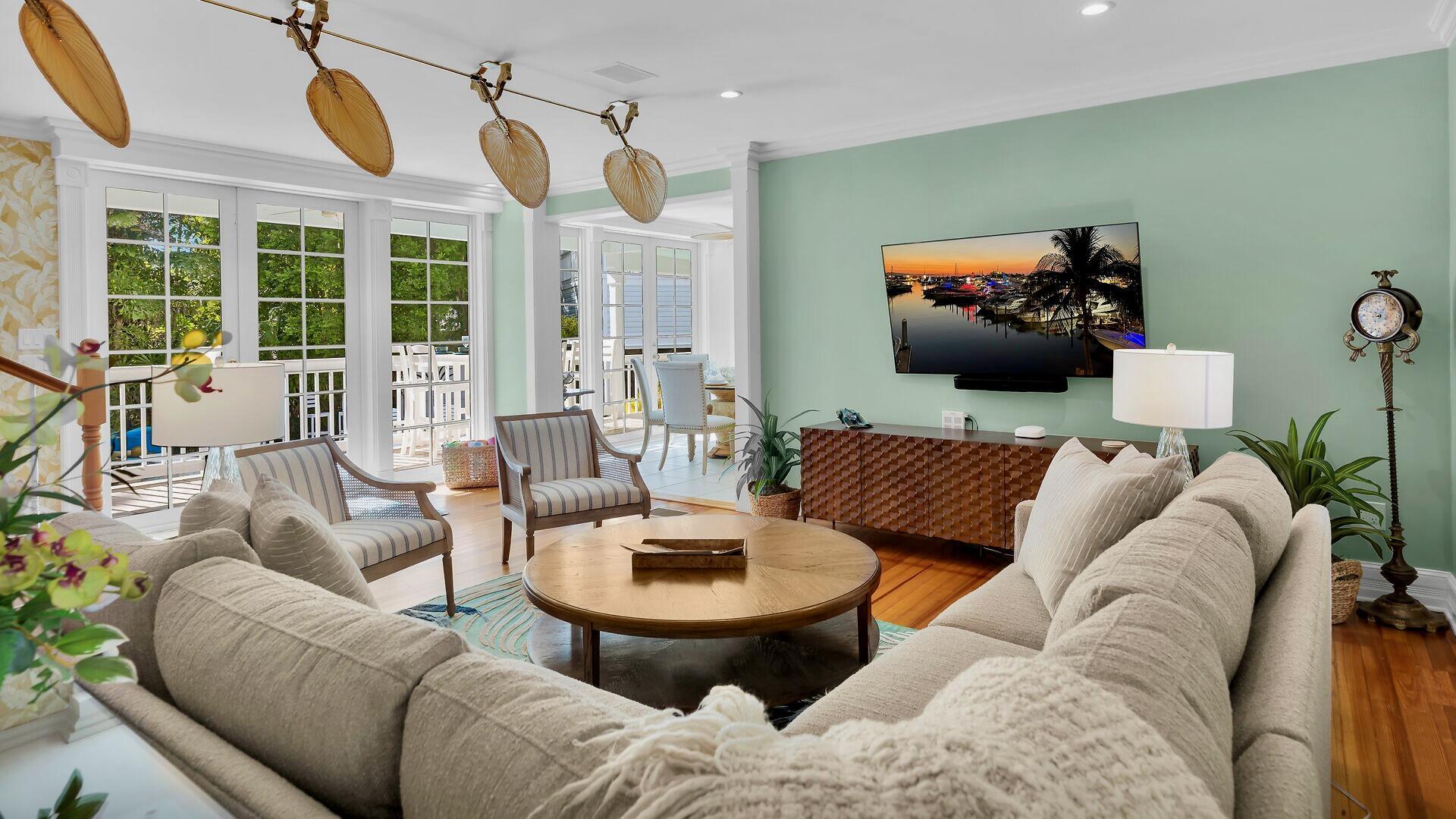 Image 3: 3-326 CAROLINE ST living - 1