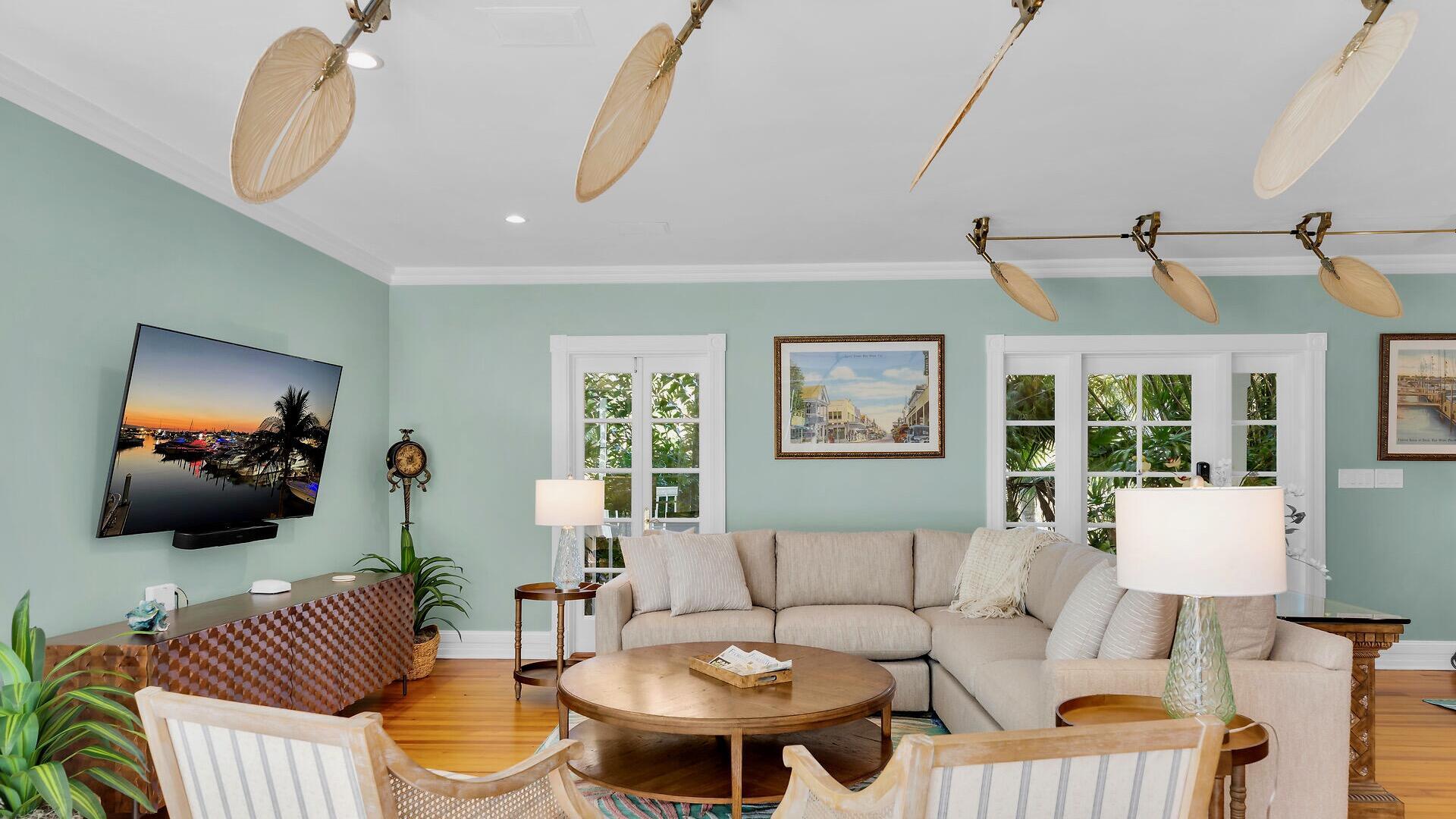 Image 4: 5-326 CAROLINE ST living - 1