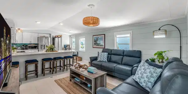 Image 4: 4-web-or-mls-347KingAve-4