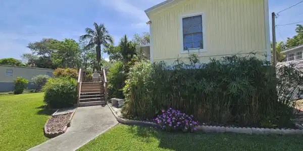 Image 2: 917 Plantation Rd
