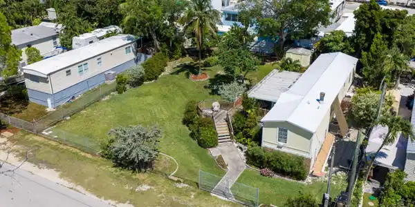 Image 3: 917 Plantation Rd