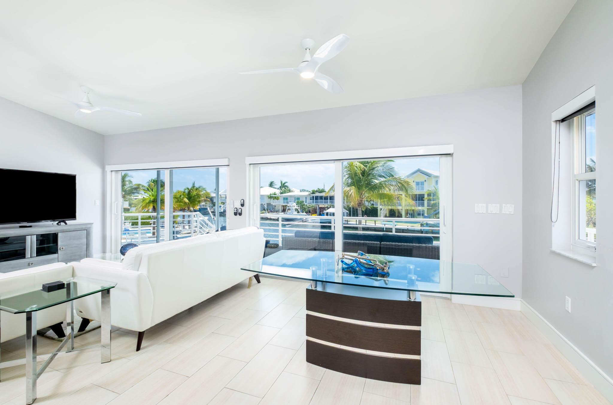 Image 3: Open floor plan