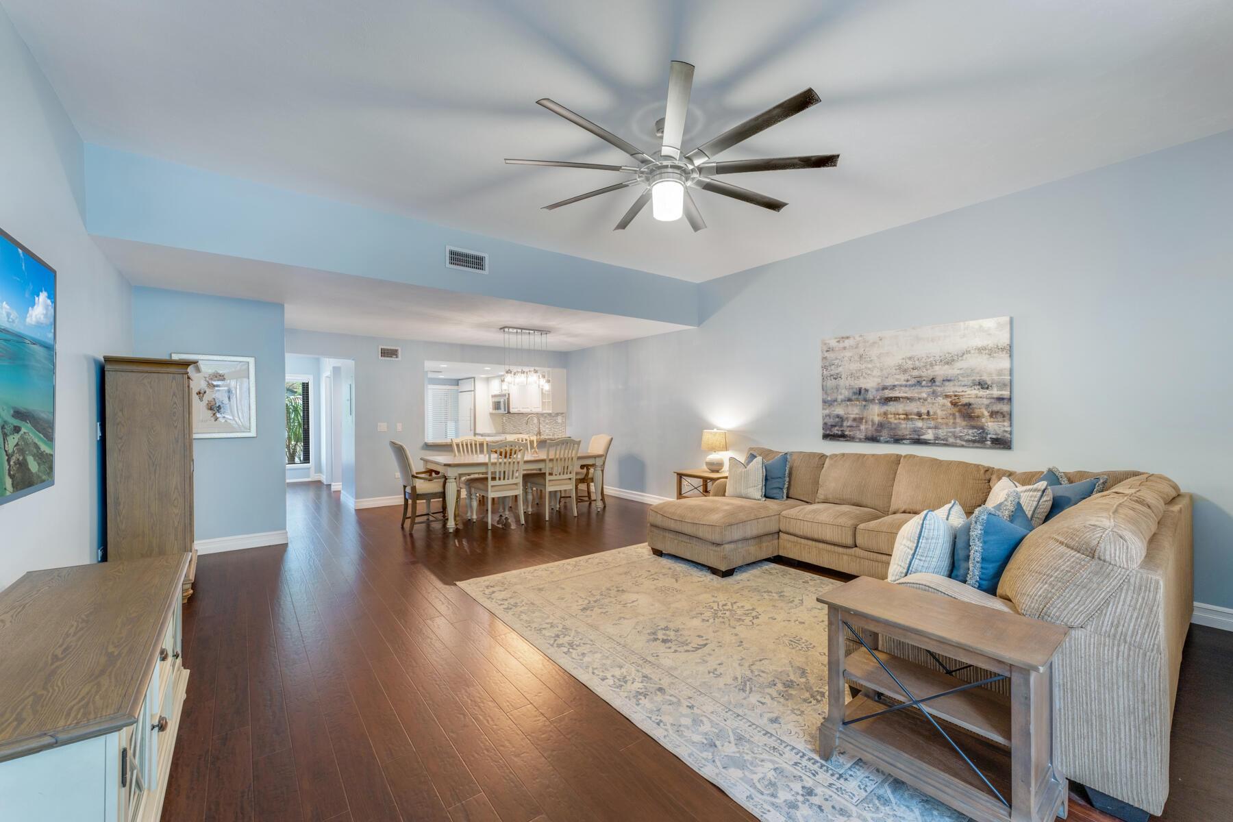 Image 4: Living and Dining Area