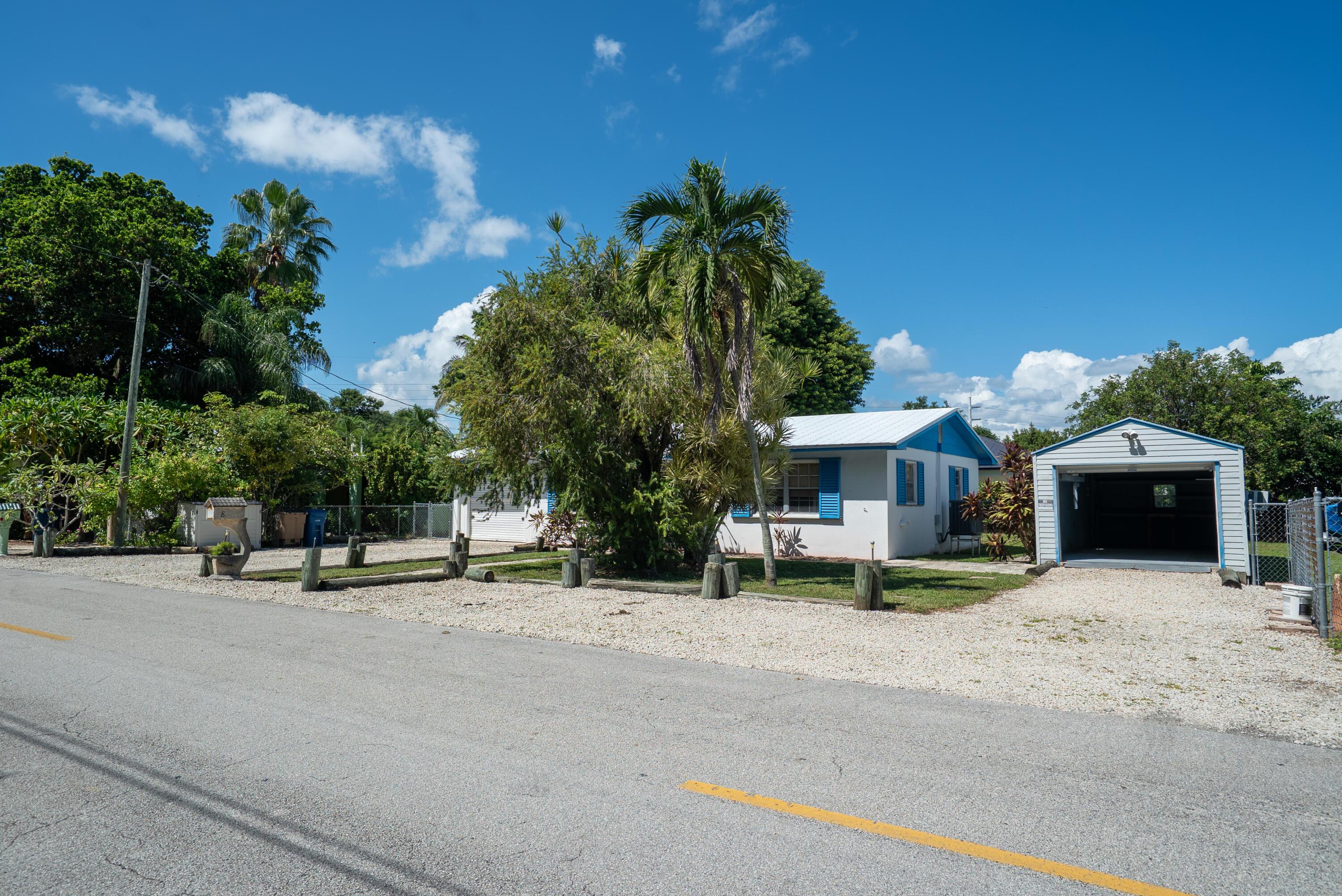 Image 3: Garage Fenced lot