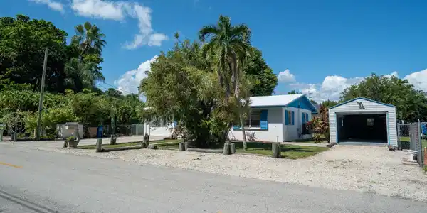 Image 3: Garage Fenced lot