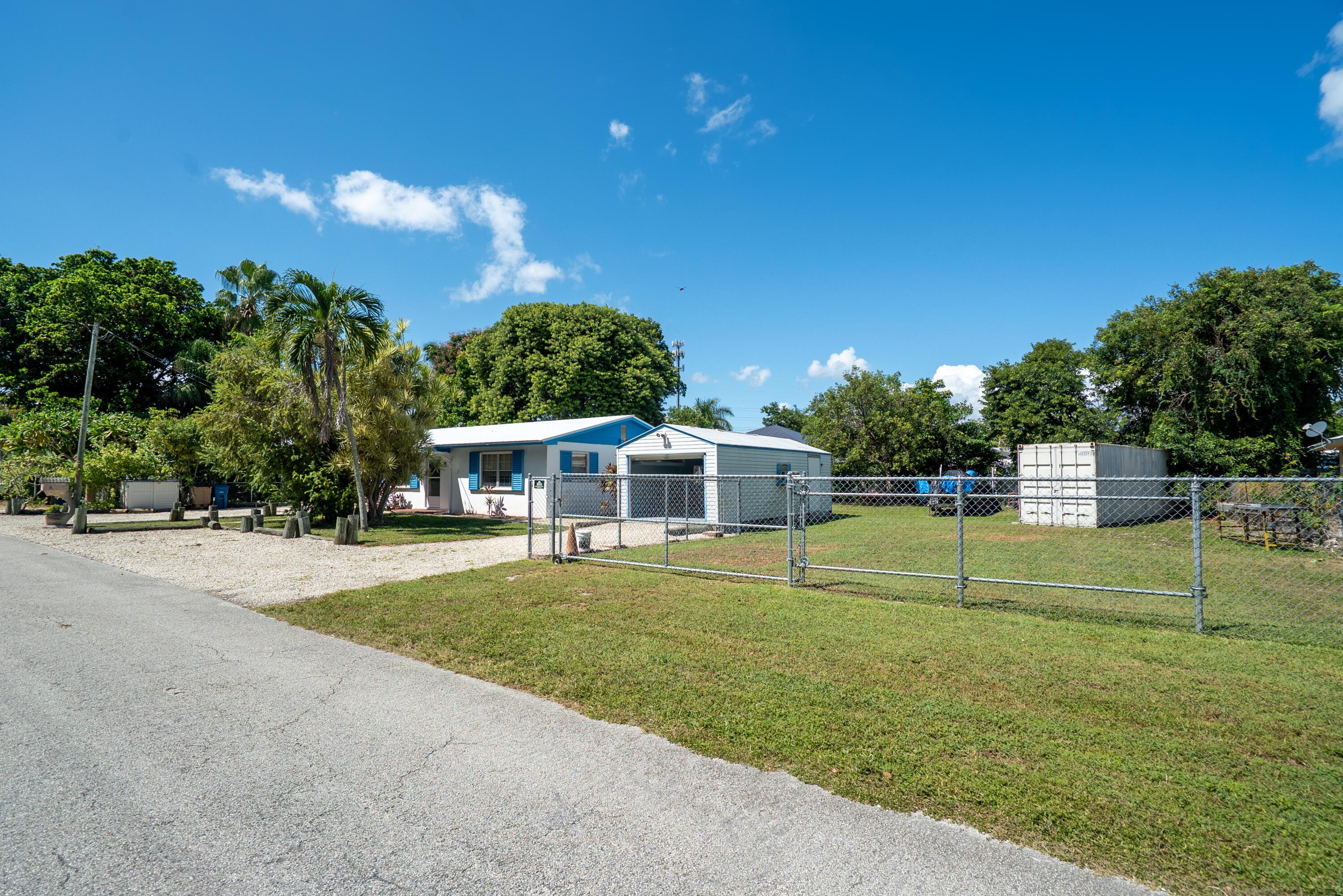 Image 4: Rolling Gated Property