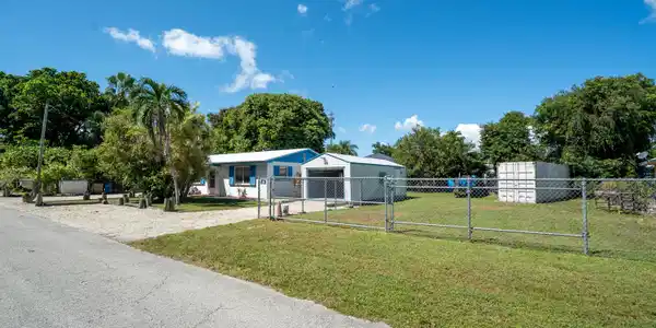 Image 4: Rolling Gated Property