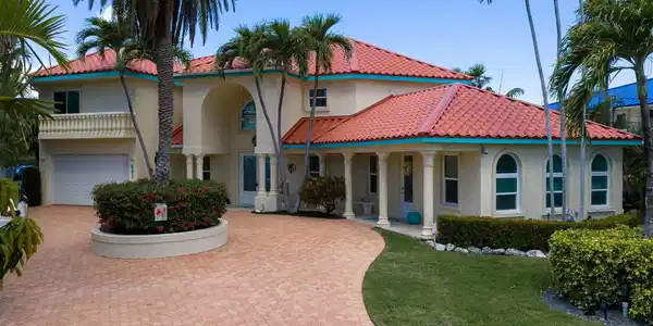 Image 4: Front Entrance