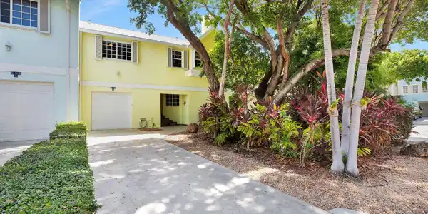 Image 4: Front Entrance & Garage