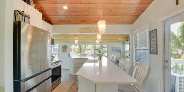Image 4: Kitchen