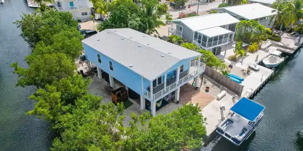 696 Heck Avenue