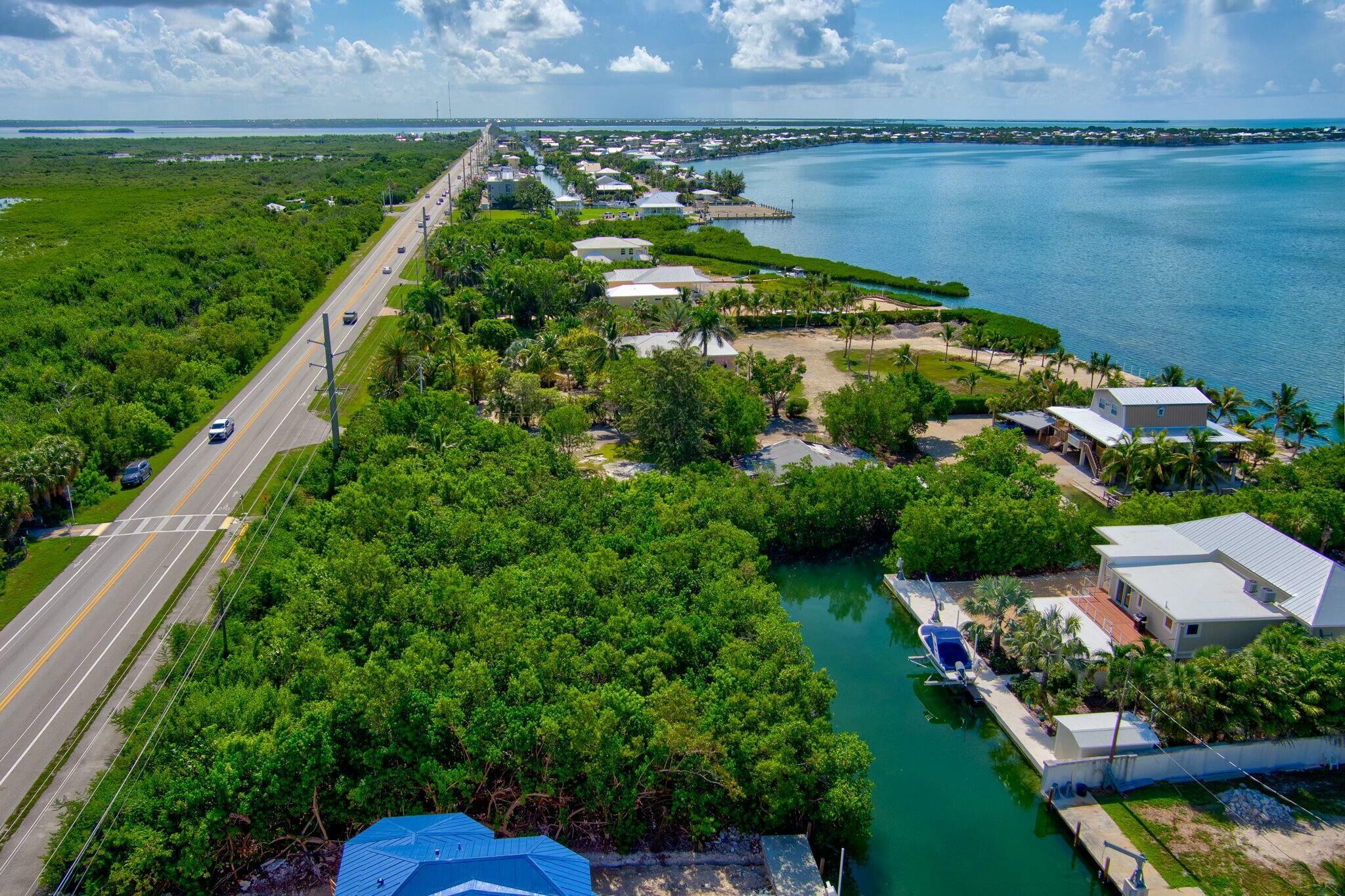 Image 4: 125' of Canal Frontage