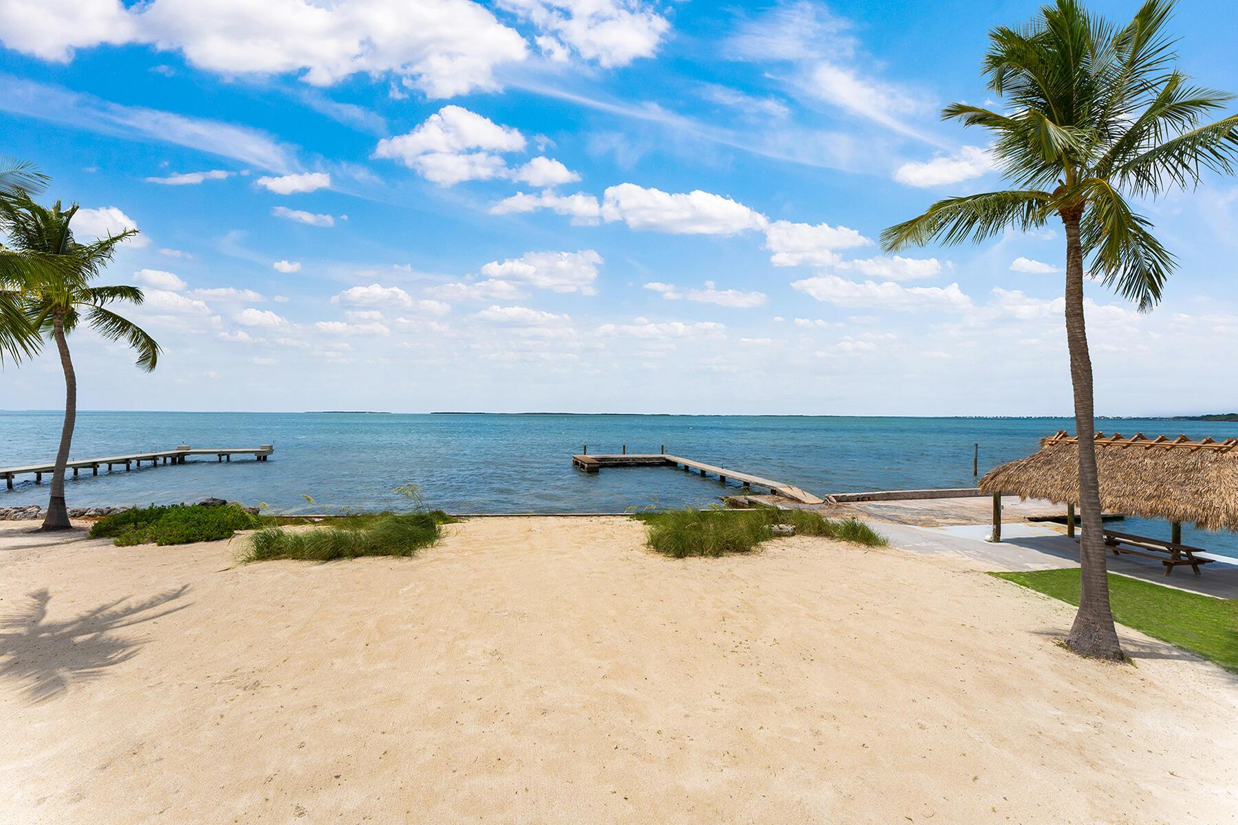 Image 2: Sandy Beachfront