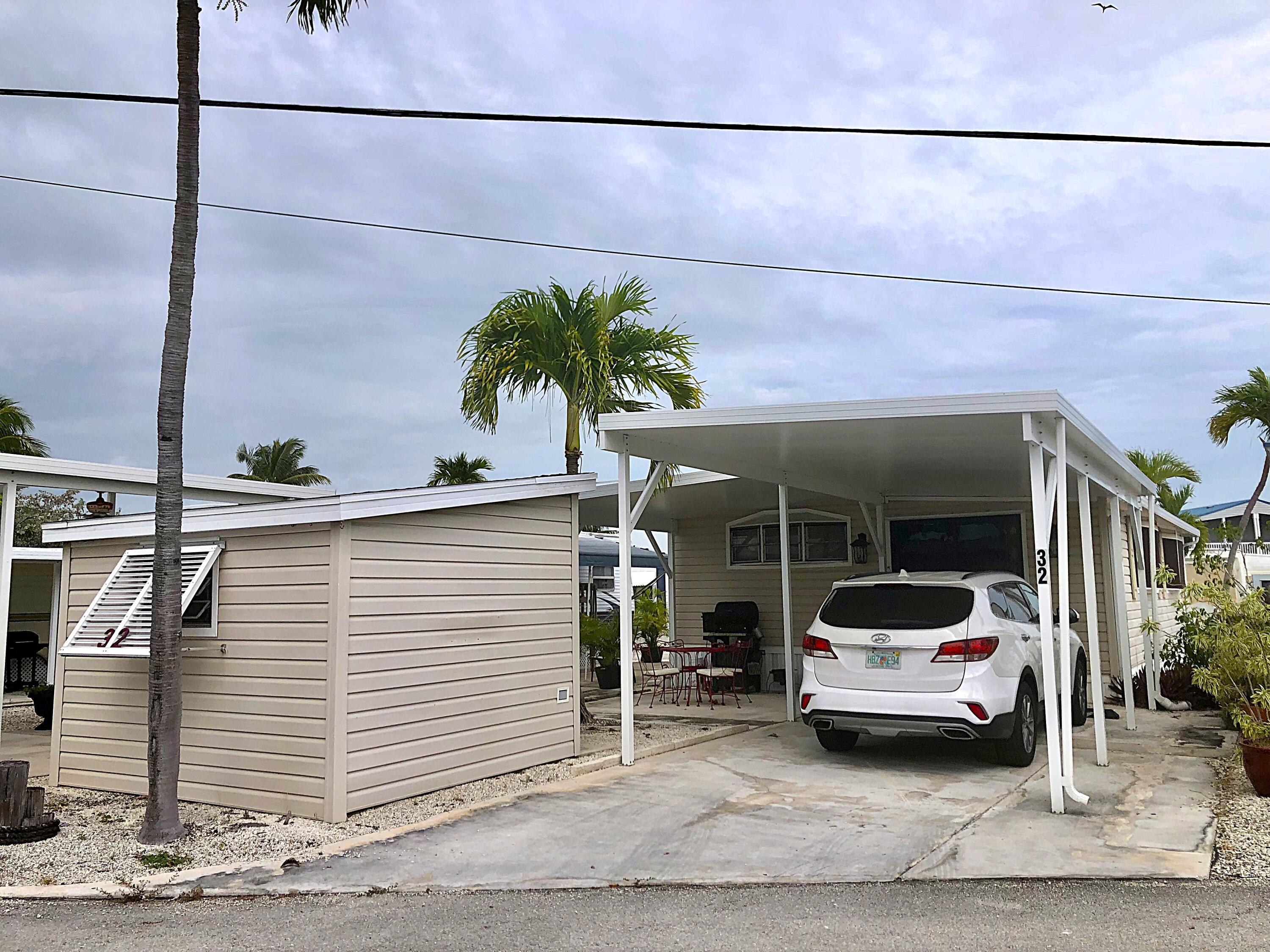 Image 2: Carport