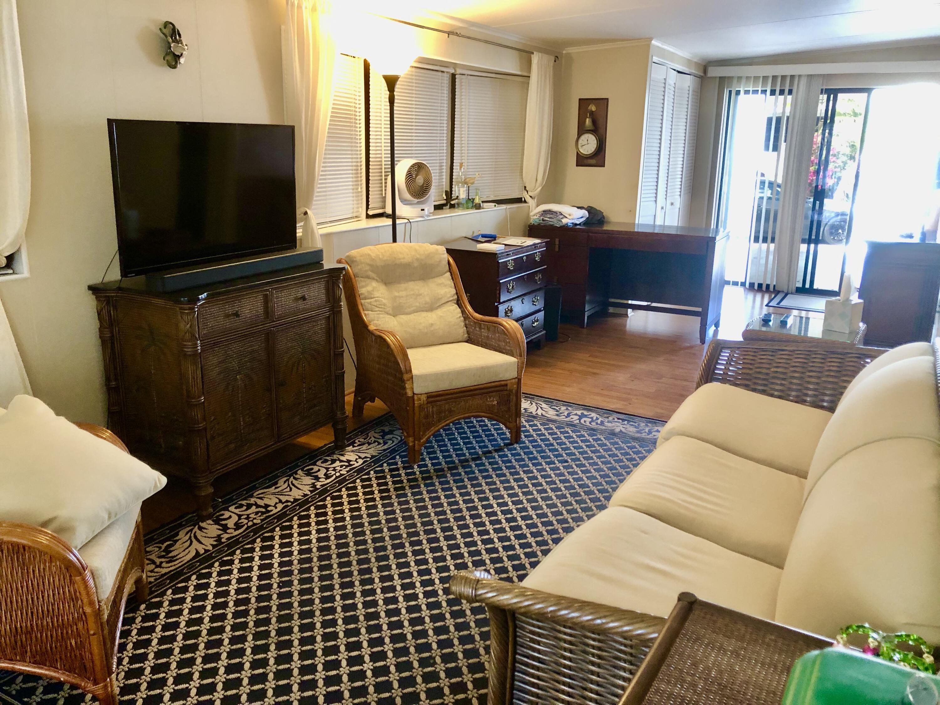 Image 4: Living room
