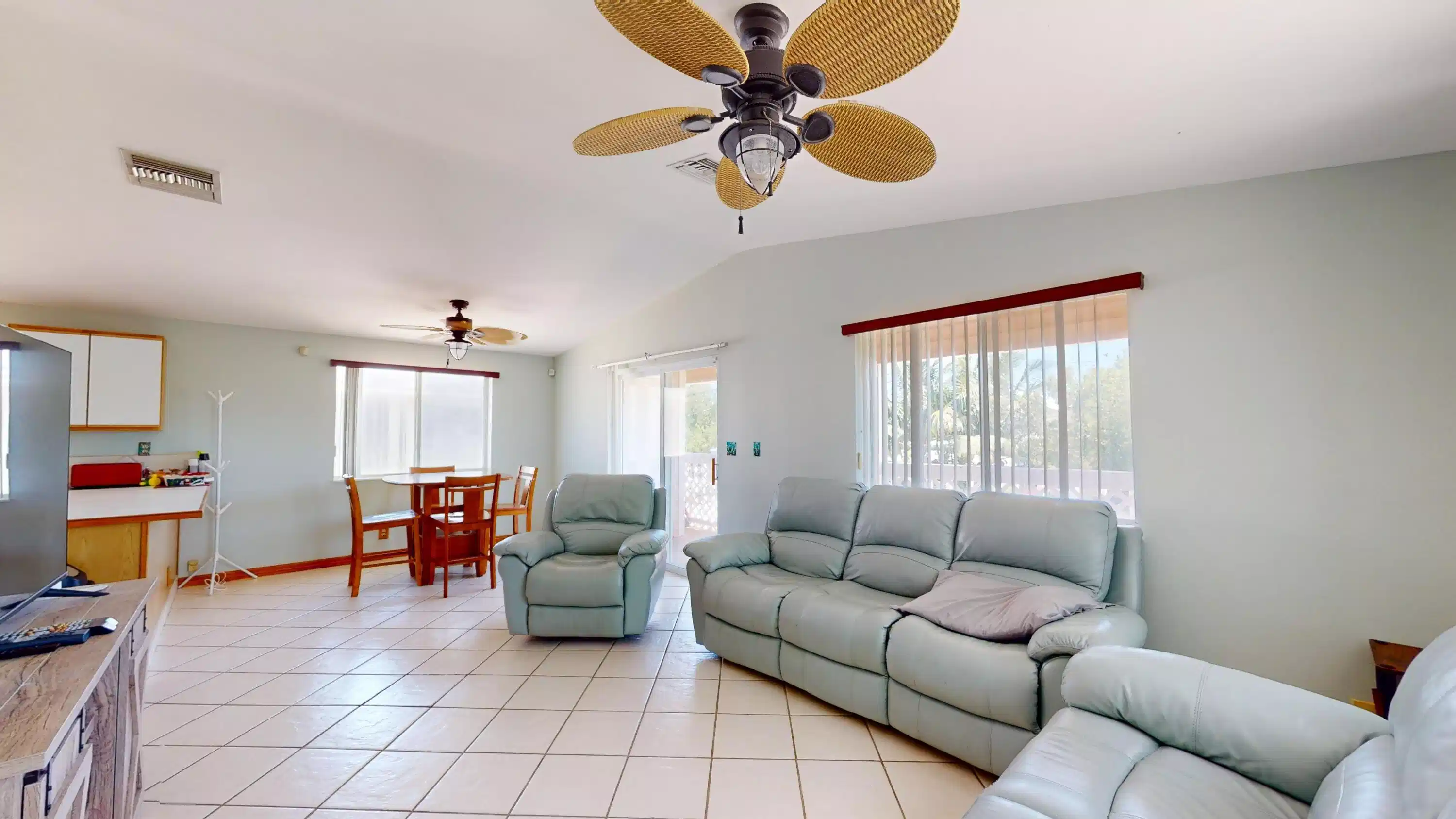 Image 1: Living area