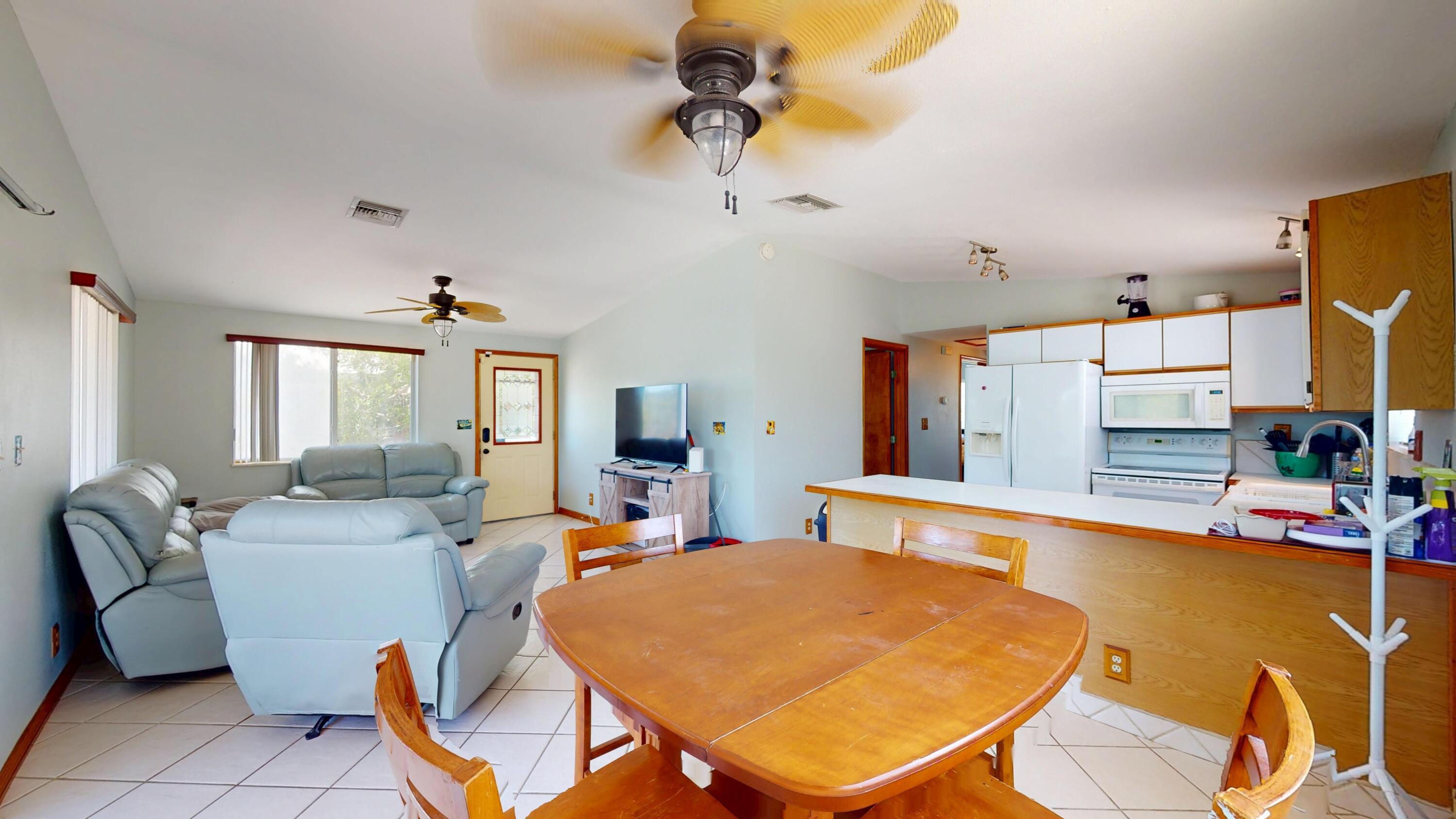 Image 3: Dining area