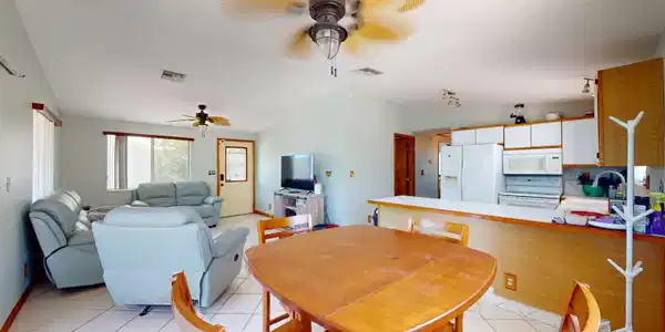 Image 3: Dining area