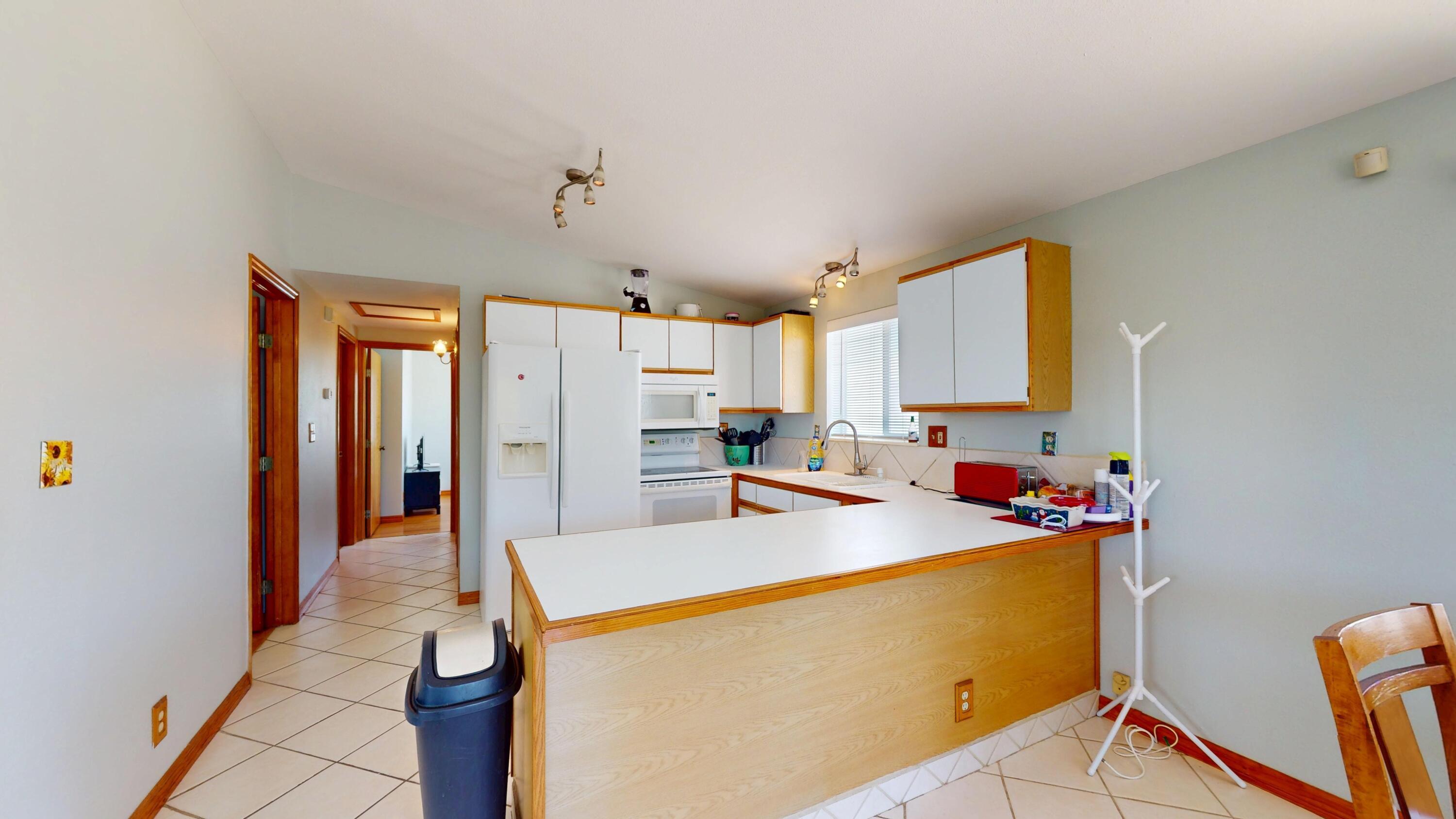Image 4: Kitchen