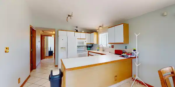 Image 4: Kitchen