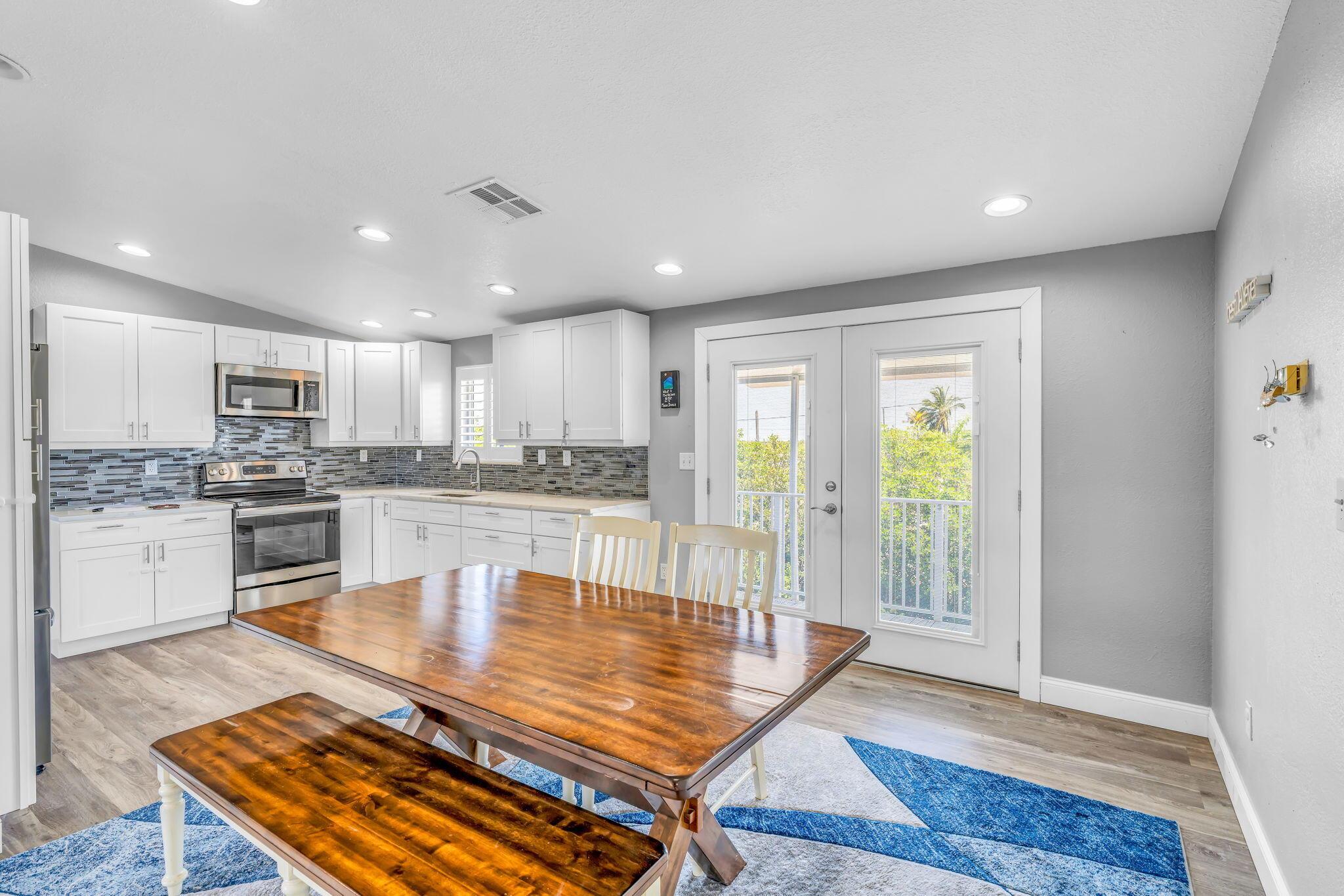 Image 4: Kitchen and dining