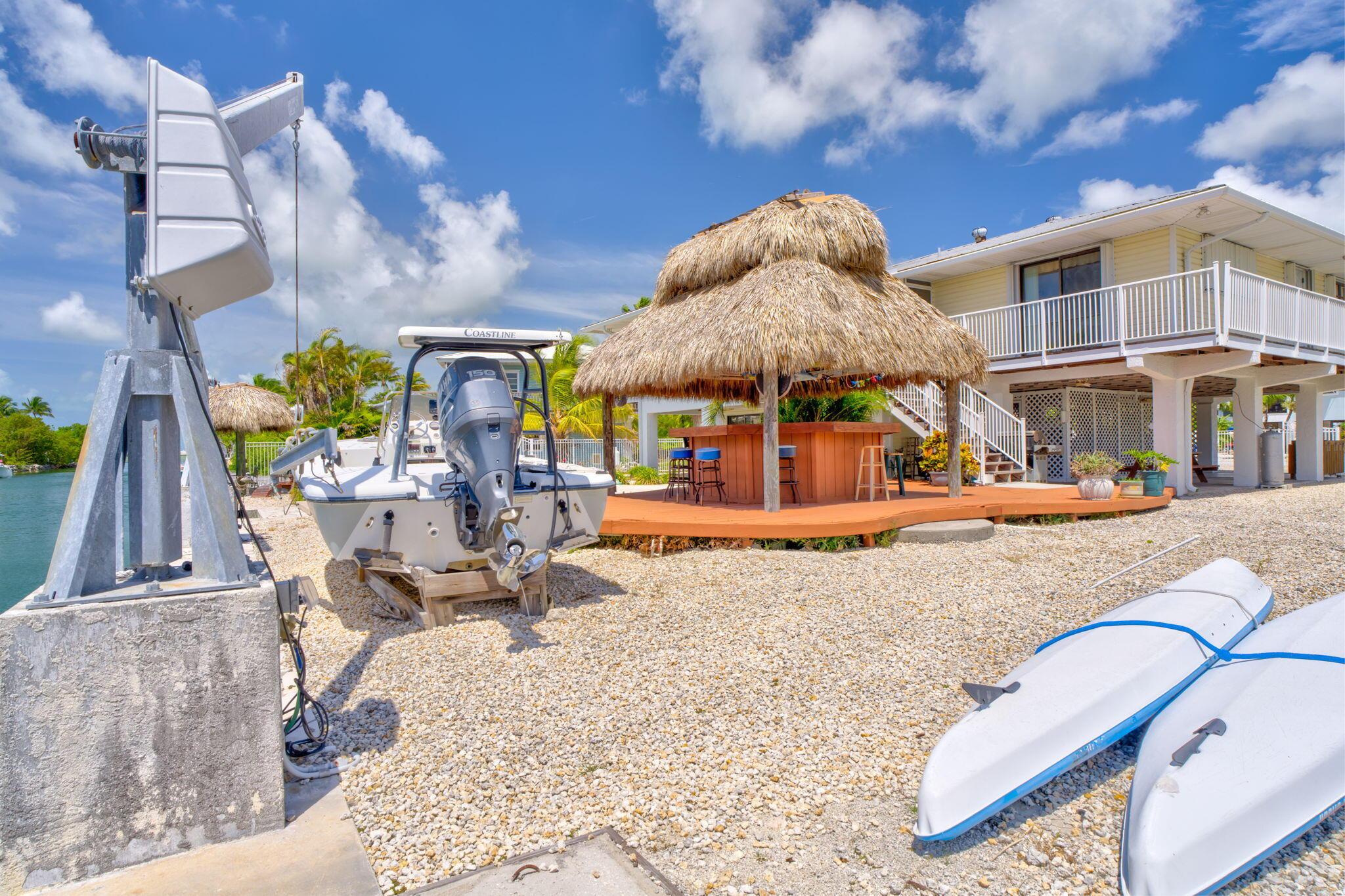 Image 4: Tiki with Bar