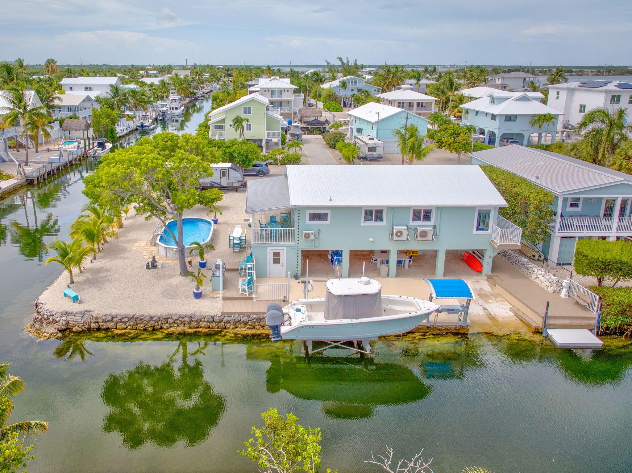 Image 1: Over 200 ft of Waterfront