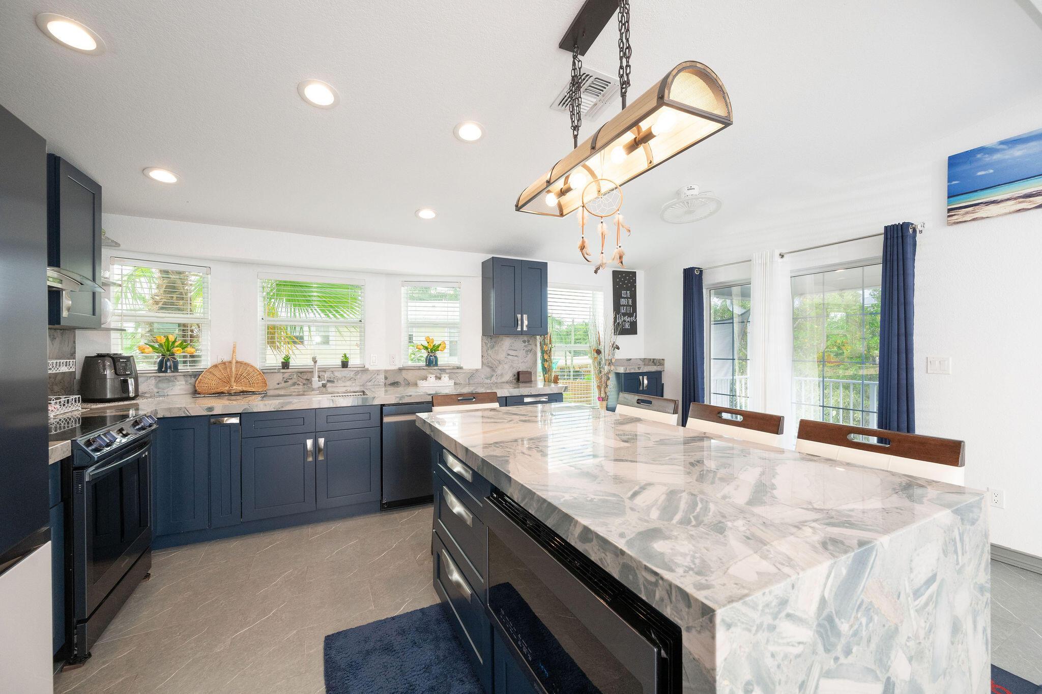 Image 4: Kitchen