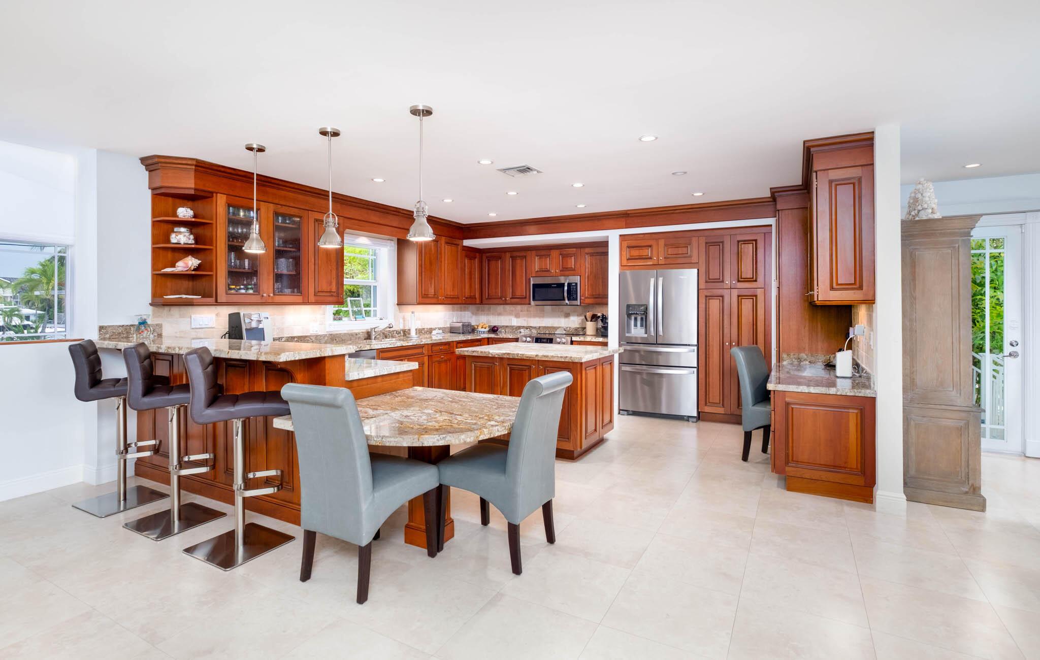Image 3: LARGE kitchen
