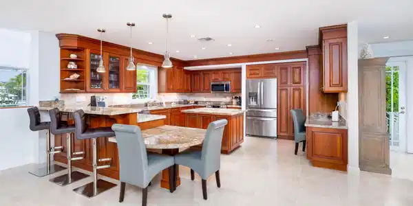 Image 3: LARGE kitchen