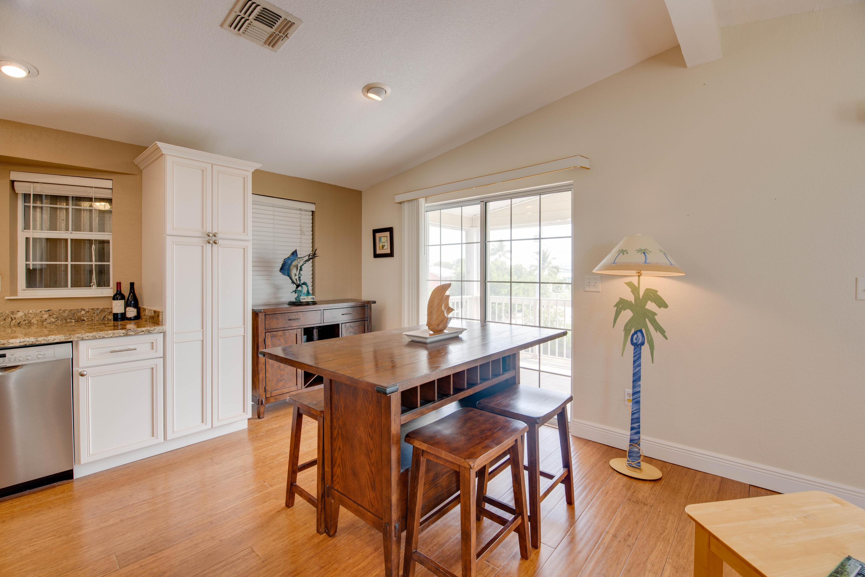 Image 4: Dining Area