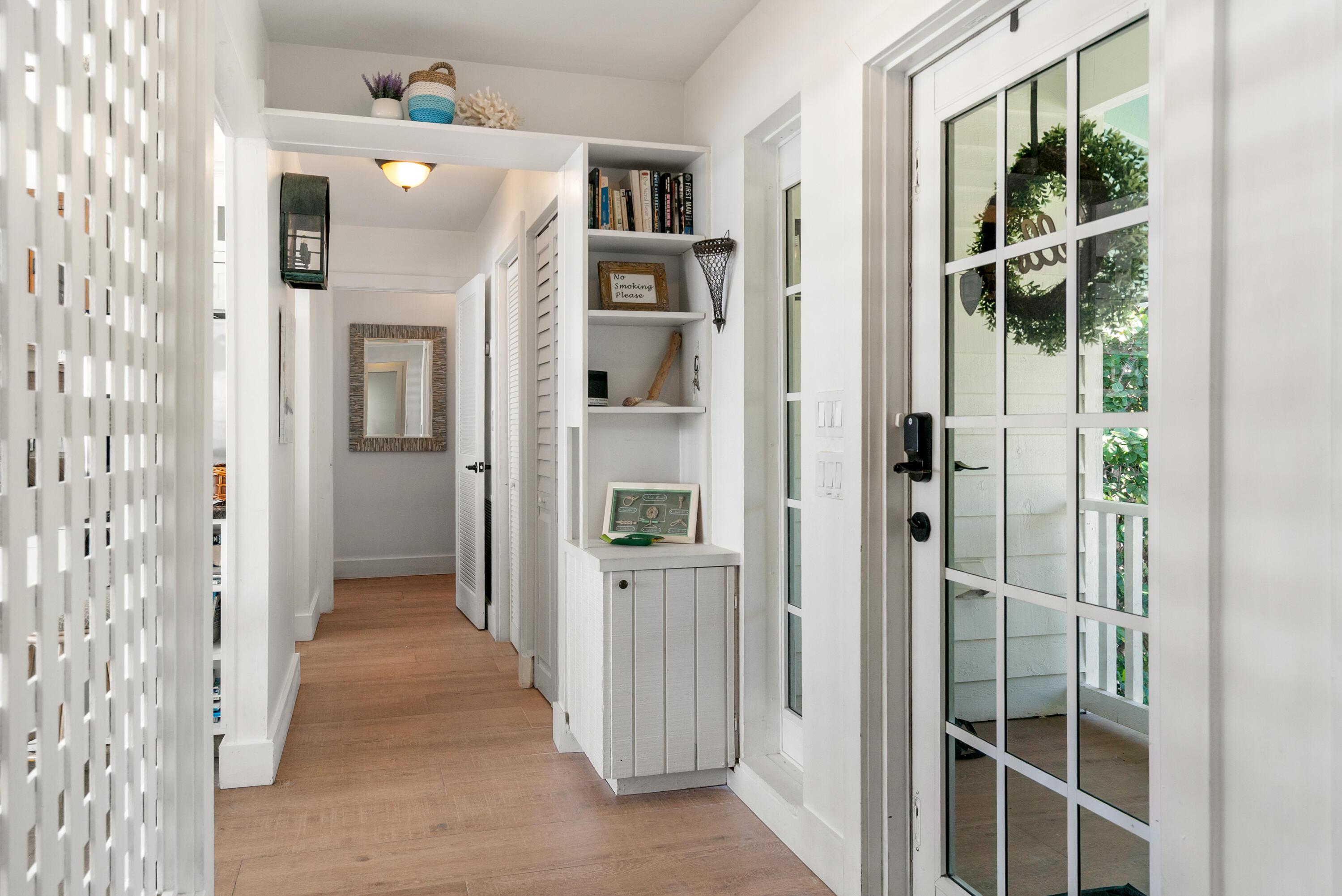 Image 4: Foyer
