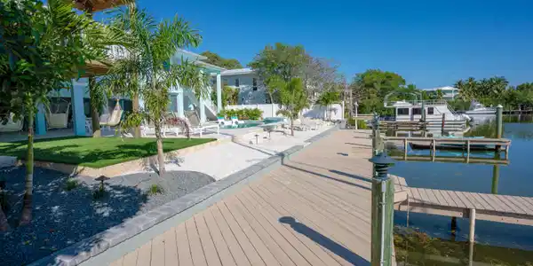 Image 4: 04 TheSaltyLime-Dock 2
