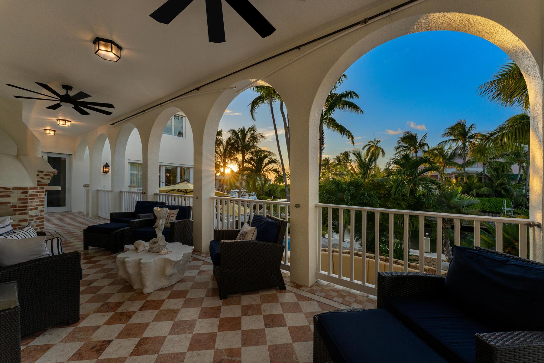 Image 2: Relaxing porch areas