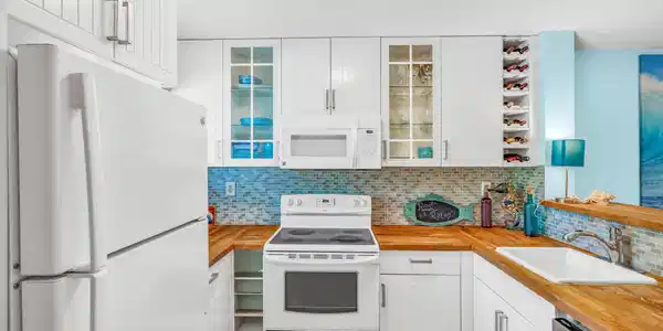 Image 2: 1-web-or-mls-98422 Windard Ave  - High E