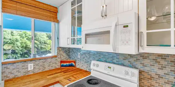 Image 3: 2-web-or-mls-98422 Windard Ave  - High E
