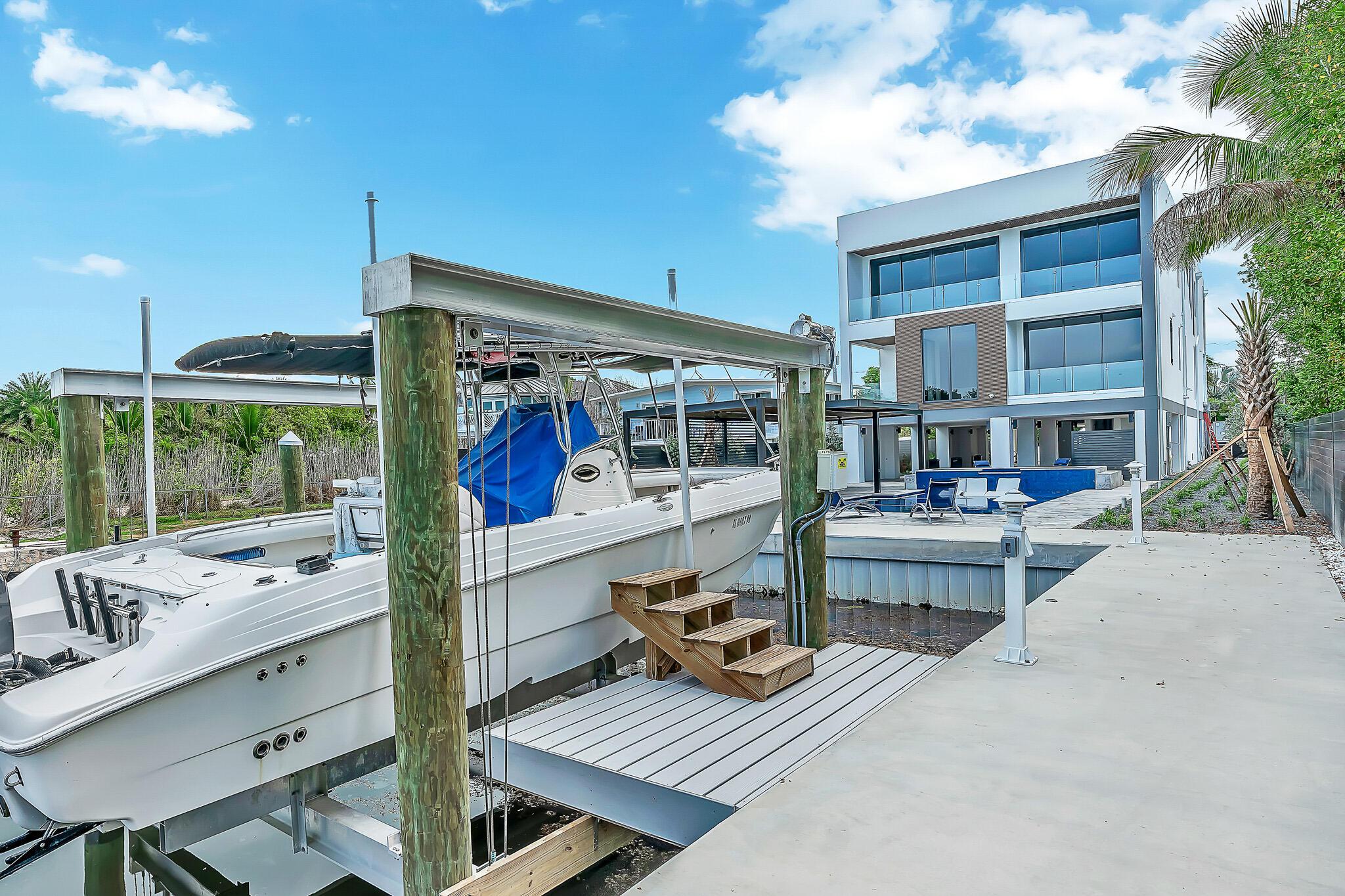 Image 3: Boat lift on dock