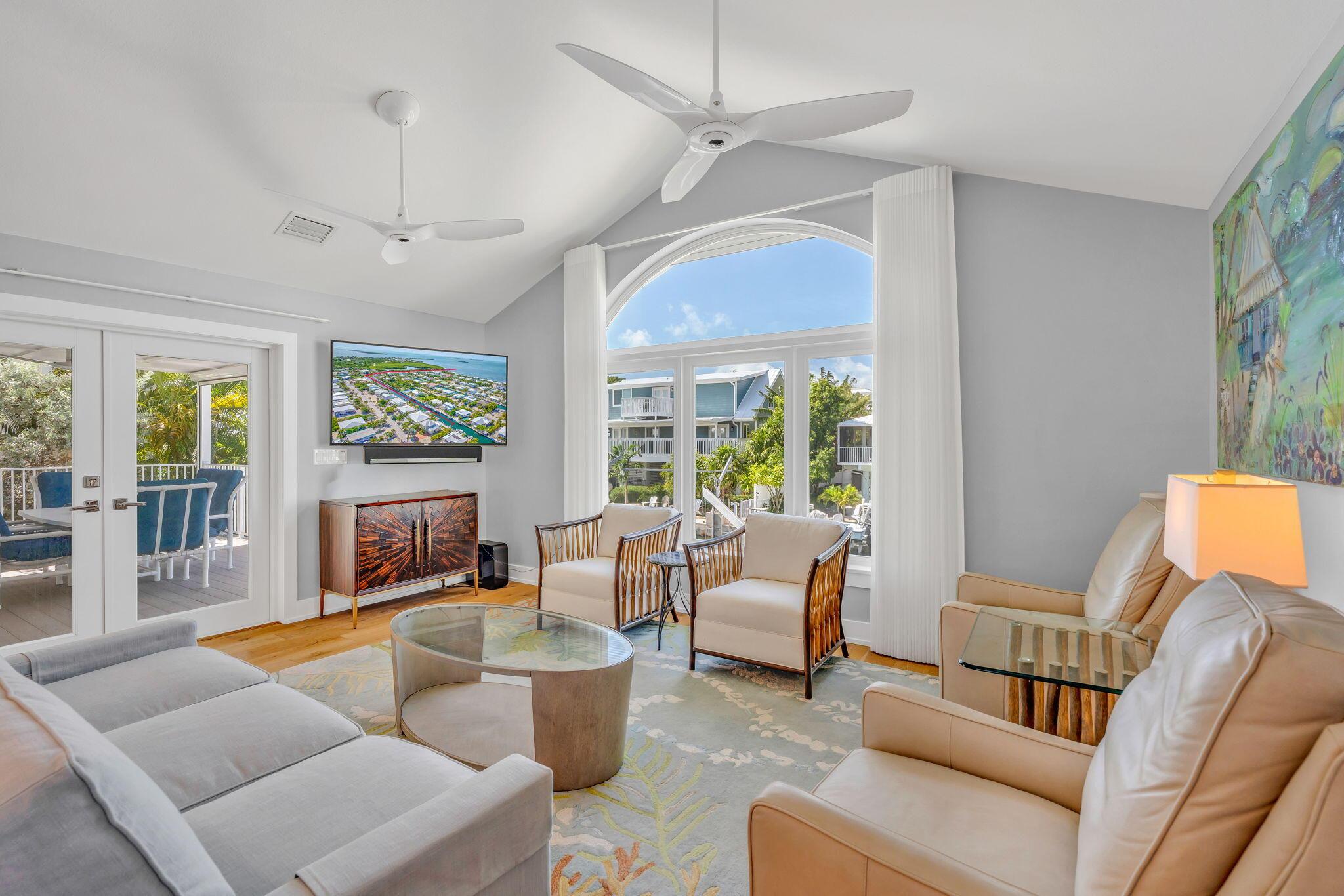 Image 3: Living Area