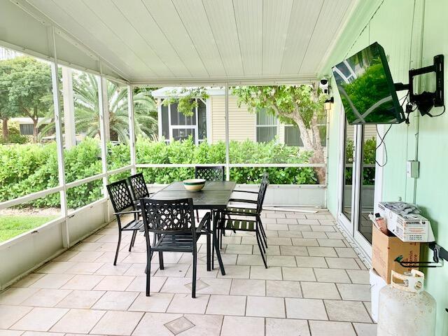 Image 2: FRONT SCREENED PORCH