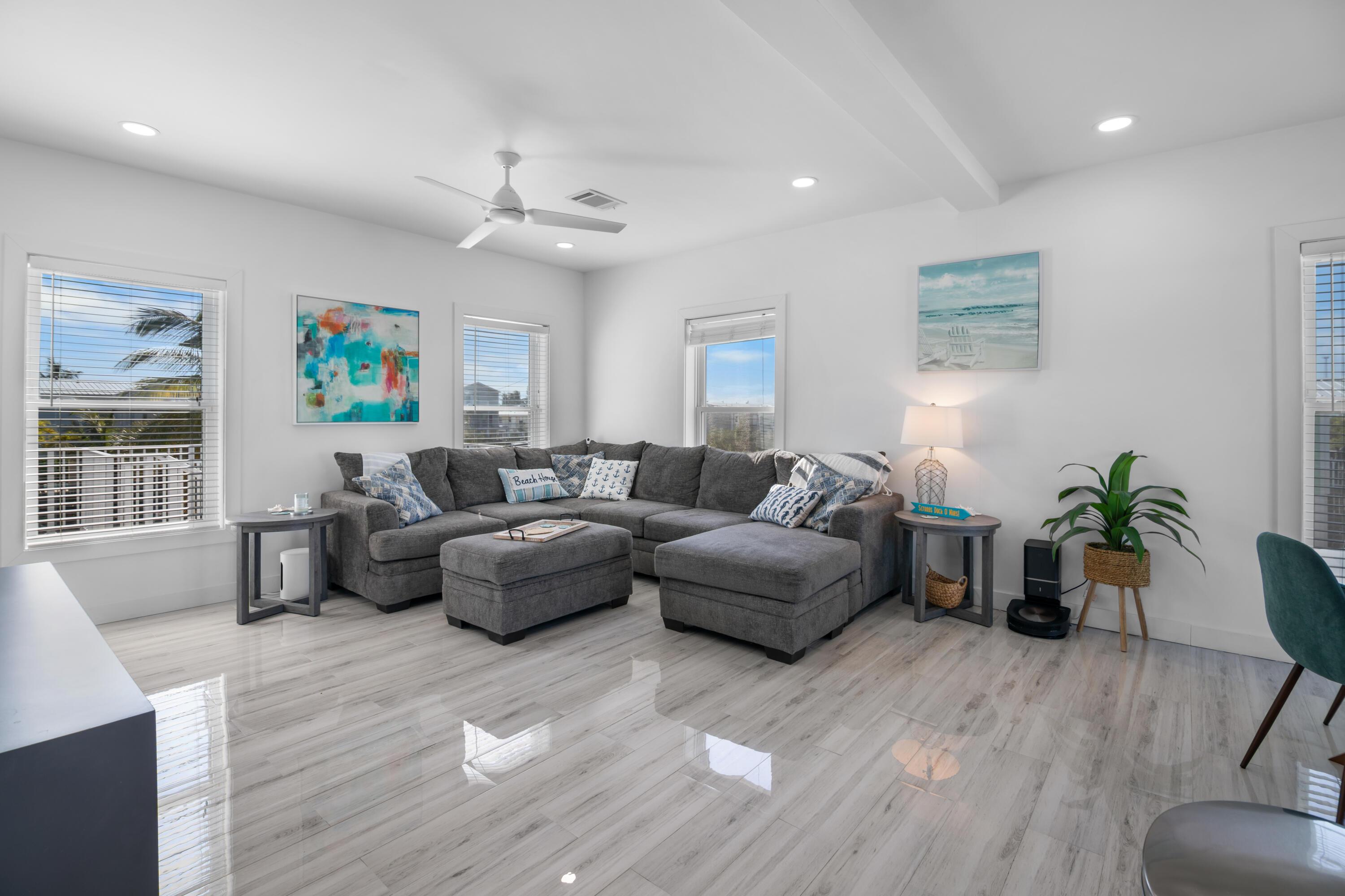 Image 4: 27405 Guadaloupe Int 2