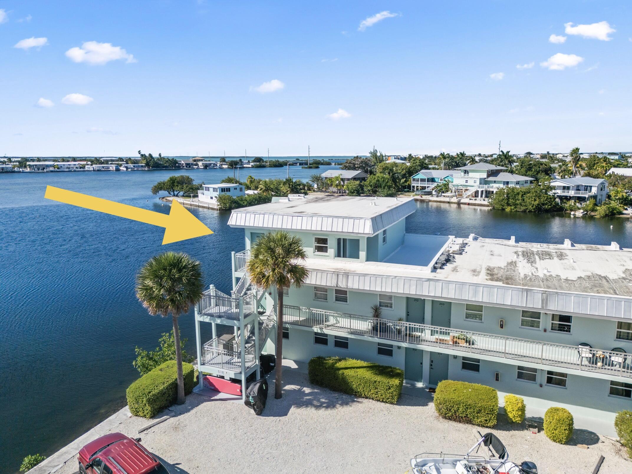 Image 2: Penthouse Condo - Surrounding Waterfront