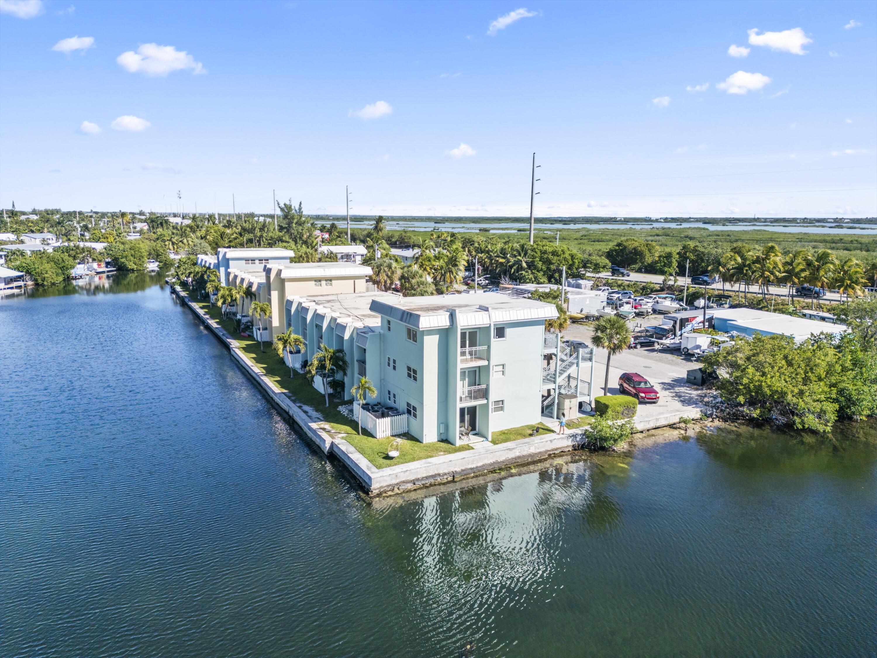 Image 3: Penthouse Condo - Surrounding Waterfront