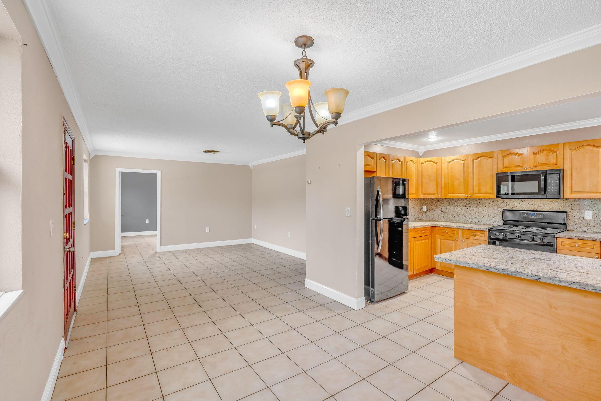 Image 3: Open Floor Plan