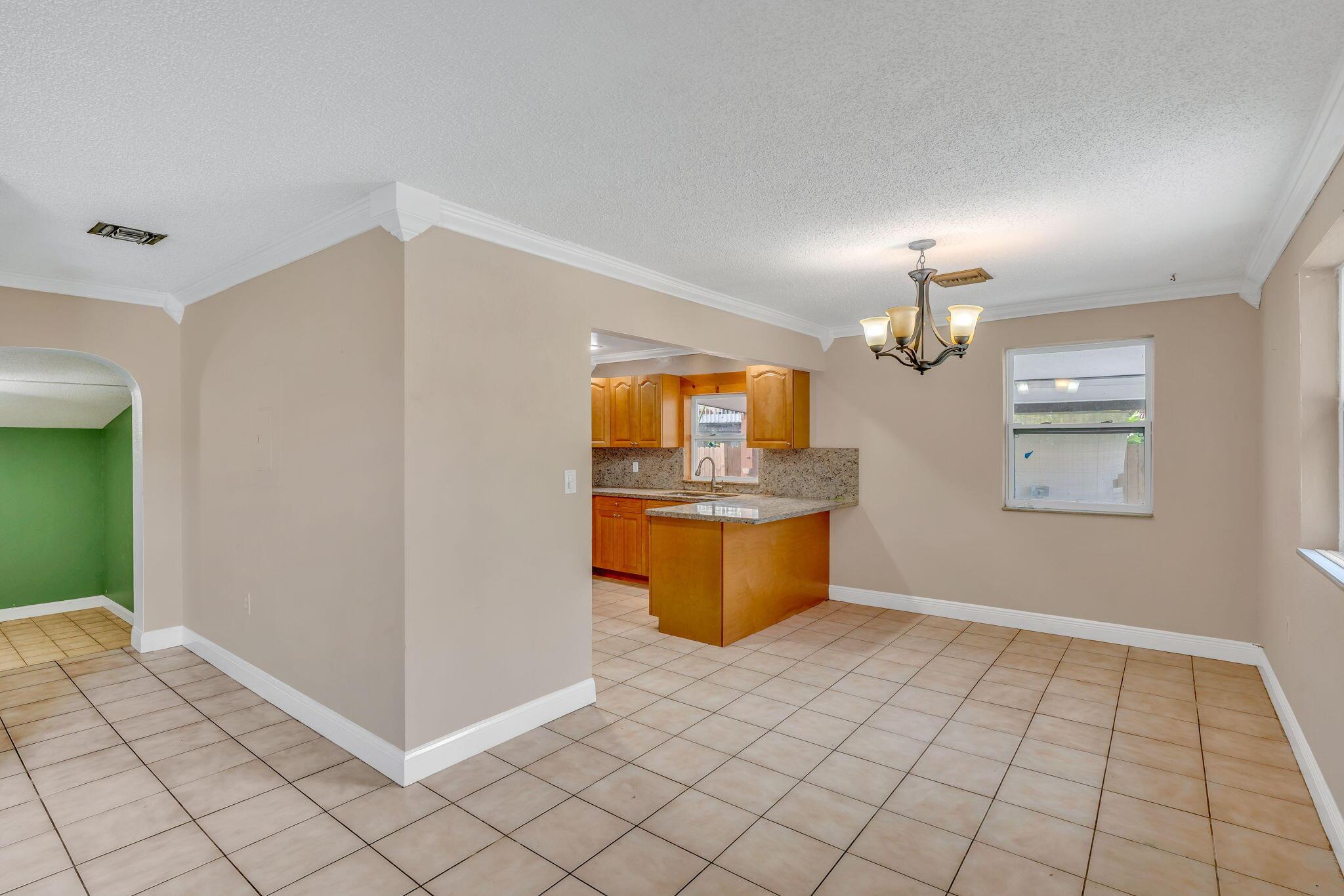 Image 4: Open Floor Plan