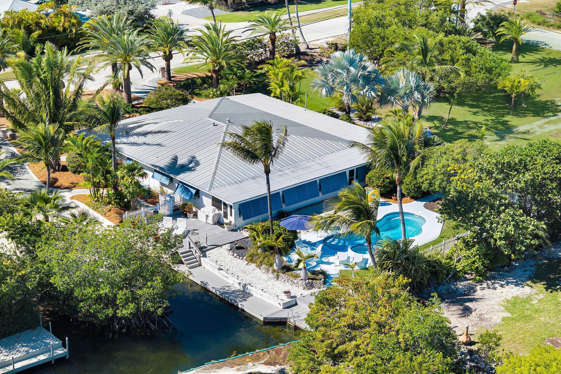 Image 3: Exterior / pool & canal