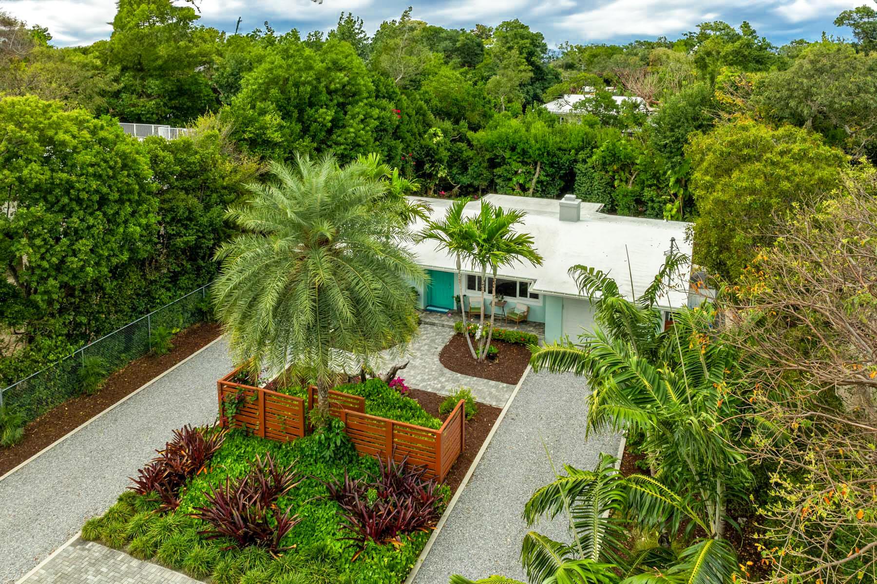 Image 2: Large and private front yard
