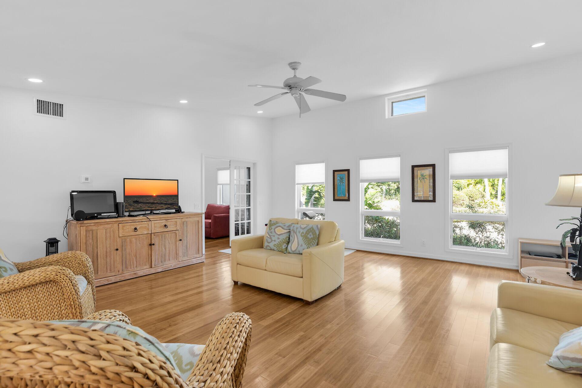 Image 4: Open Living Area