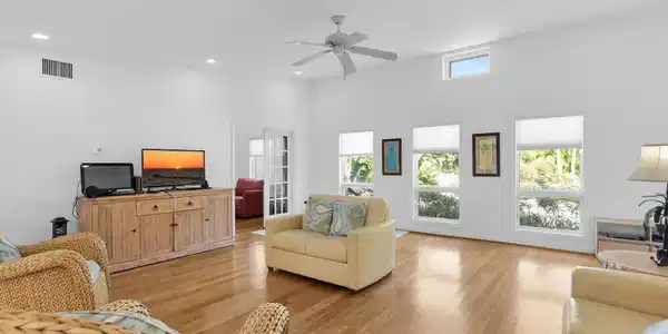 Image 4: Open Living Area