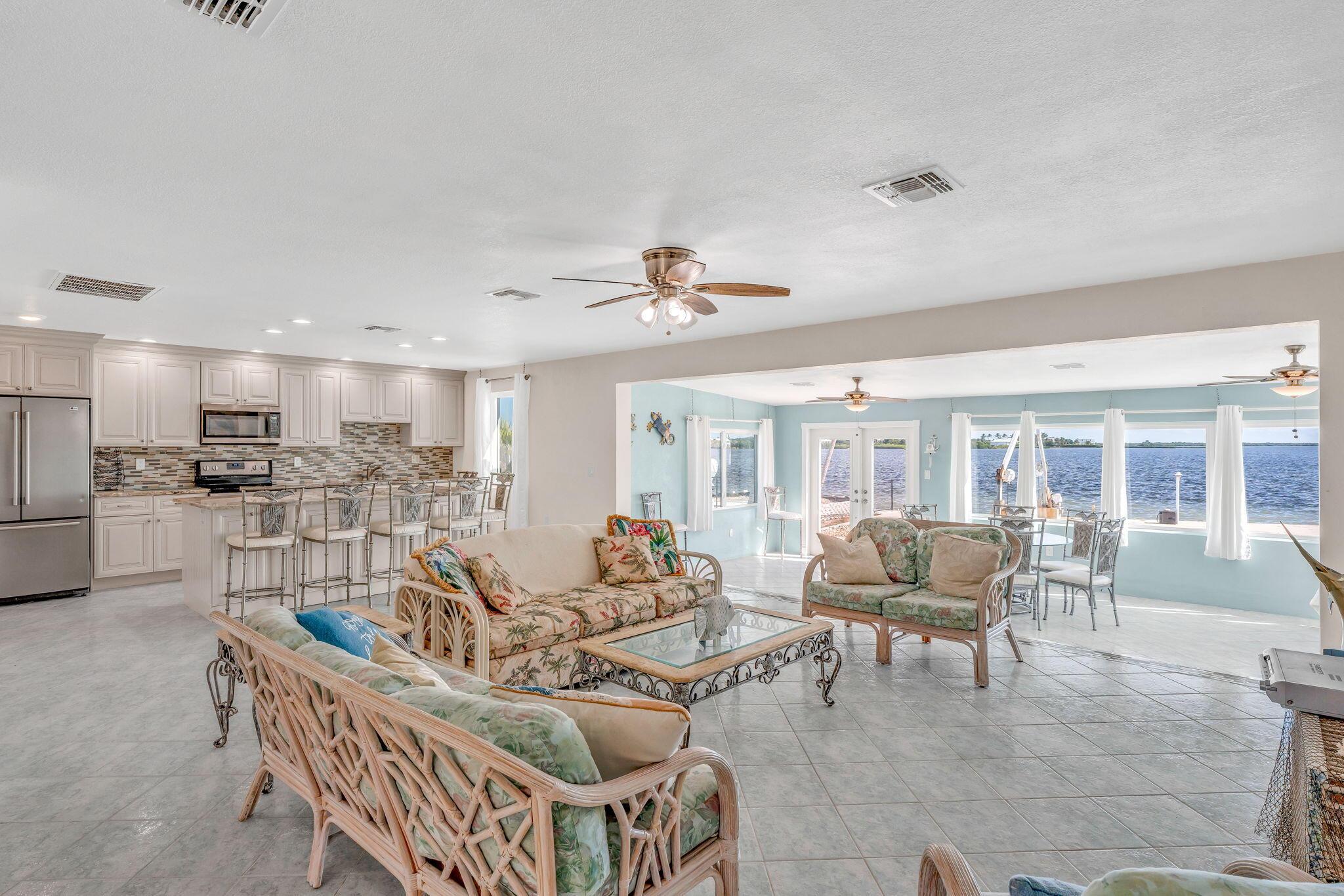 Image 3: Open Floor Plan